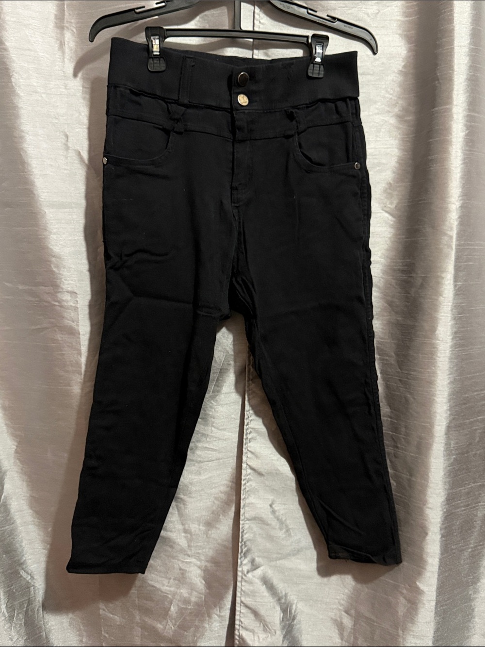 Black Women's Stretch Capri Pants - Sleek Everyday Style